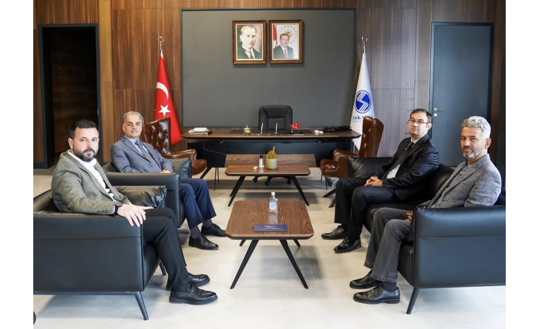 ASRİAD Sakarya Başkanımız Sn. Rıdvan Ulusal, 2. Olağan Genel Kurul davetiyemizi Sakarya Üniversitesi Rektörü Sn. Hamza Al’a takdim etti. Nazik kabulleri ve