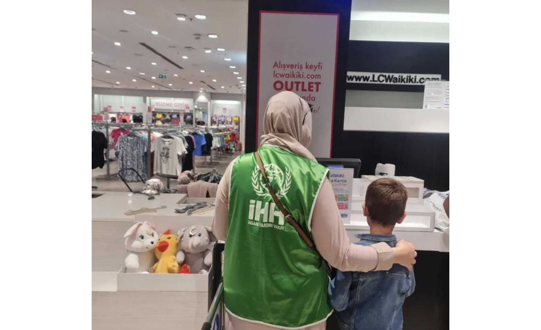 Sakarya İHH Kadın ve Yetim Birimlerimiz Asriad Sakarya yönetim kurulu eşleriyle birlikte çocuklarımıza bayramlık hediye ederek mutluluklarına ortak oldular