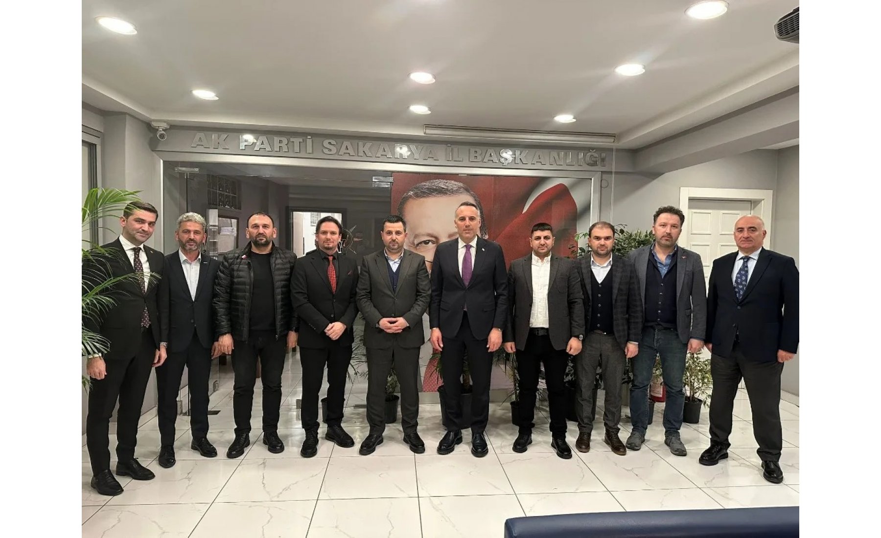 ASRİAD Sakarya heyeti, AK Parti Sakarya İl Başkanı Yunus Tever’i ziyaret ederek iş dünyası, kalkınma ve iş birliği konularını görüştü.